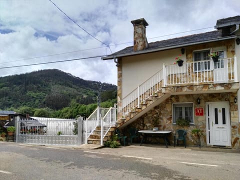 Off site, Neighbourhood, Natural landscape, Children play ground, Beach, Pets, Mountain view, Supermarket/grocery shop, Sunset, Family