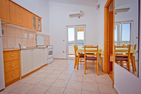 Kitchen or kitchenette, Dining area, Communal kitchen