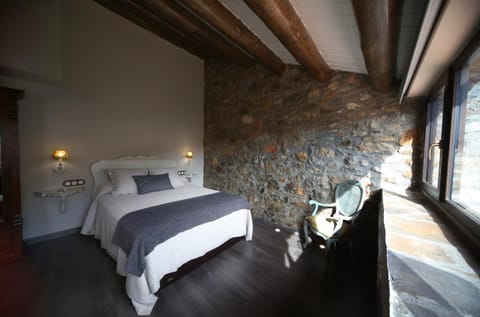Bed, Photo of the whole room, Decorative detail