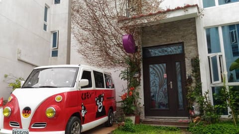 Facade/entrance, Seasons, Location