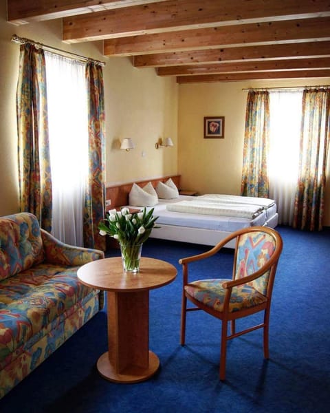 Bed, Other, Photo of the whole room, Decorative detail, Bedroom