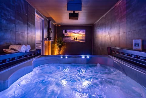 Hot Tub, TV and multimedia