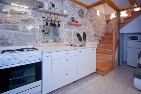 Spring, Coffee/tea facilities, Kitchen or kitchenette, Decorative detail, Communal kitchen, On site, Sunset