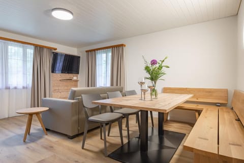TV and multimedia, Living room, Seating area, Dining area