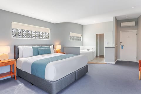 Shower, Toilet, Restaurant/places to eat, Bed, Hot Tub, Lobby or reception, Photo of the whole room, Seating area, flat iron, hair dryier, heating, internet, towels, wardrobe, laundry, air conditioner