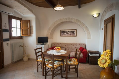 Bed, Dining area
