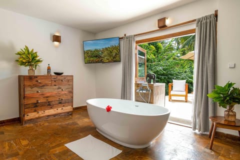 Natural landscape, Bathroom, TV and multimedia, Bath