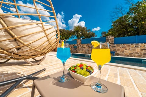 Patio, Swimming pool, Drinks