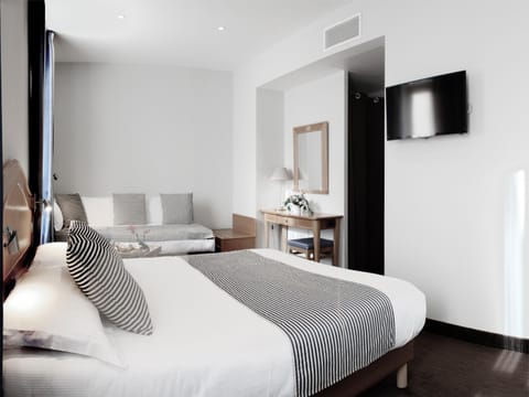 Bed, Photo of the whole room, Decorative detail, Bedroom