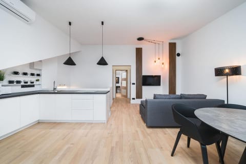 TV and multimedia, Coffee/tea facilities, Kitchen or kitchenette, Living room, Seating area, Dining area, Entertainment, internet, stove
