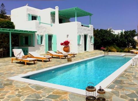 Property building, Patio, Day, Pool view, Swimming pool, sunbed