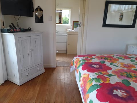 Bed, TV and multimedia, Bedroom