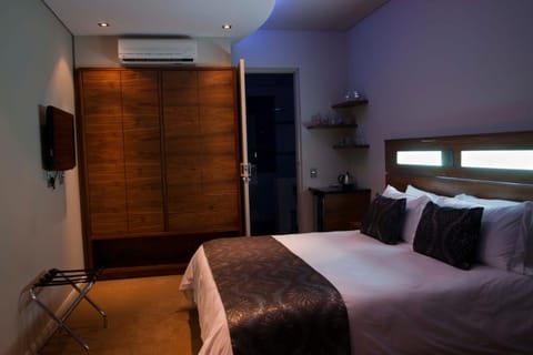 Bathroom, Coffee/tea facilities, Decorative detail, Bedroom, Alcoholic drinks, Non alcoholic drinks