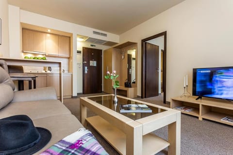 Communal lounge/ TV room, People, Kitchen or kitchenette, Living room, Food and drinks, Other, Photo of the whole room, Decorative detail, Seating area, Guests, children, young children, older children, group of guests, Family