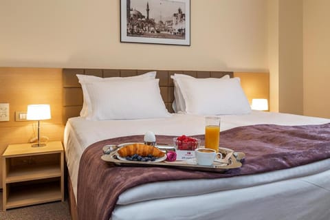 Bed, Food close-up, People, Food and drinks, Other, Photo of the whole room, Decorative detail, Bedroom, Food, Guests, Breakfast, Drinks