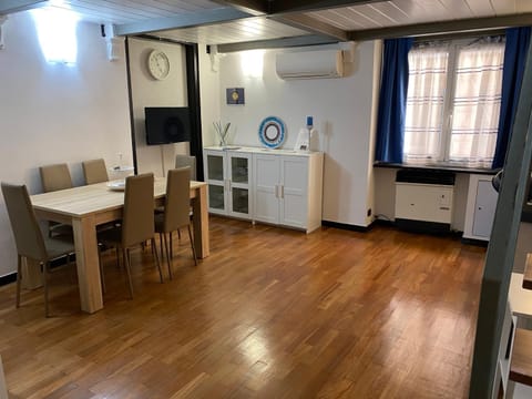 Living room, Seating area, Dining area, internet, minibar, air conditioner