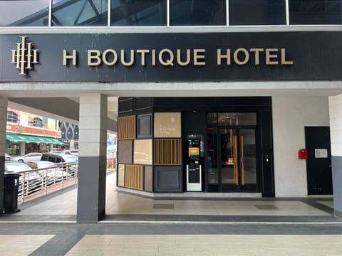 Facade/entrance