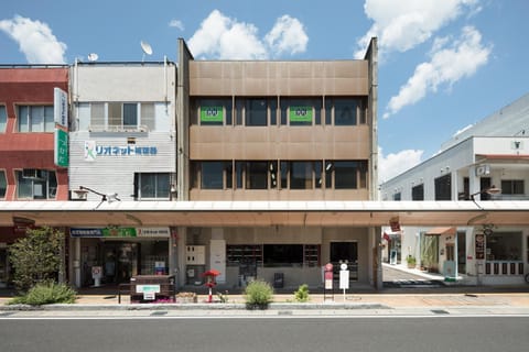 Property building, Facade/entrance, Day, Neighbourhood
