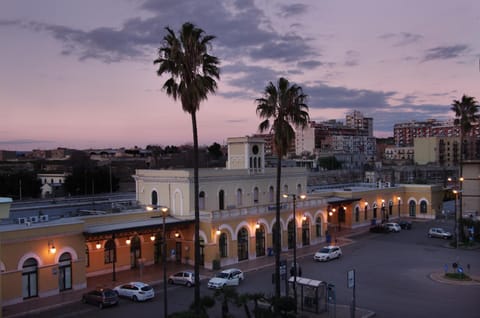 Property building, Nearby landmark, Restaurant/places to eat, Shopping Area