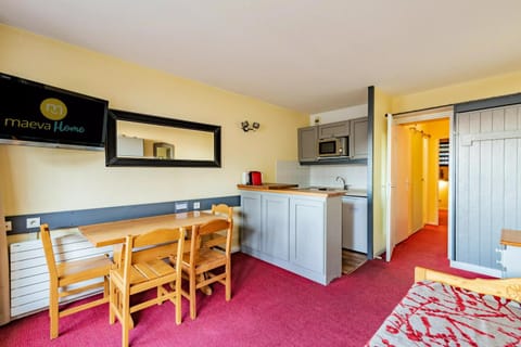 TV and multimedia, Kitchen or kitchenette, Living room, Seating area