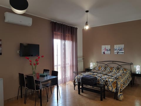 Bed, Bathroom, TV and multimedia, Living room, Photo of the whole room, Bedroom, air conditioner