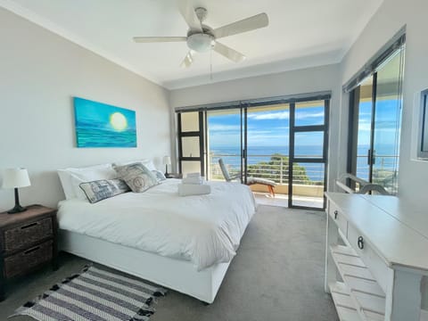 Photo of the whole room, Bedroom, Sea view