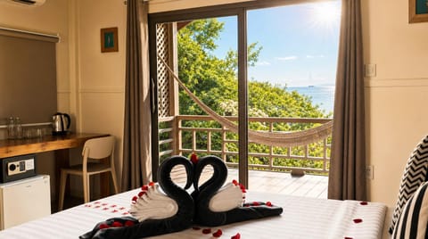 Bed, Natural landscape, Coffee/tea facilities, View (from property/room), Balcony/Terrace, Photo of the whole room, Dining area, Bedroom, Sea view