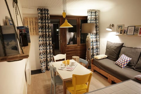 Living room, Seating area, Dining area, Family