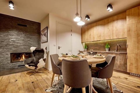 Kitchen or kitchenette, Living room, Seating area, Dining area