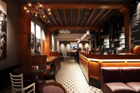 Restaurant/places to eat, Lounge or bar