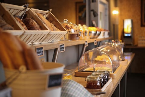 Restaurant/places to eat, Breakfast, Continental breakfast, Buffet breakfast