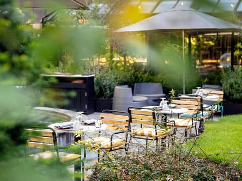 Property building, Restaurant/places to eat, Garden, Balcony/Terrace