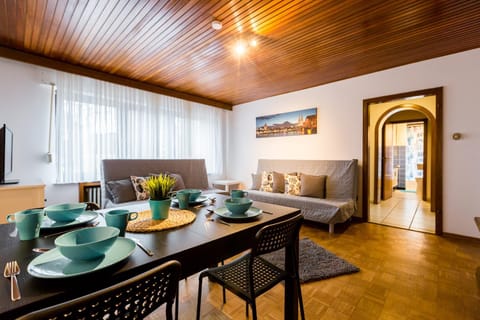 TV and multimedia, Living room, Seating area, Dining area, Bedroom