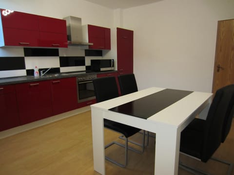 Coffee/tea facilities, Kitchen or kitchenette, Dining area, oven, stove