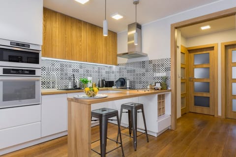 Kitchen or kitchenette, Seating area, dishwasher, oven, toaster