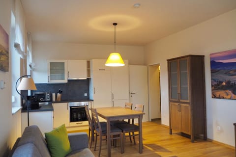 Photo of the whole room, Decorative detail