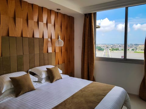 Shower, Toilet, Restaurant/places to eat, Nightclub / DJ, Bathroom, TV and multimedia, Kitchen or kitchenette, Living room, Decorative detail, Seating area, Bedroom, City view, River view, Supermarket/grocery shop, Shopping Area