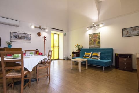TV and multimedia, Seating area, Dining area
