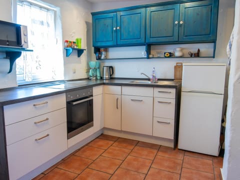 Kitchen or kitchenette, microwave, oven, stove