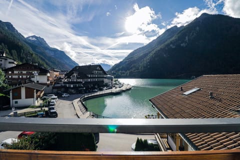 Balcony/Terrace, Lake view, Mountain view