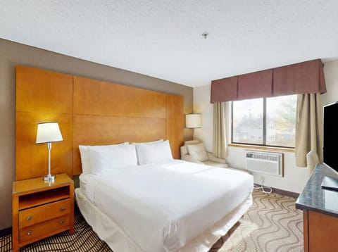 Bed, TV and multimedia, Photo of the whole room