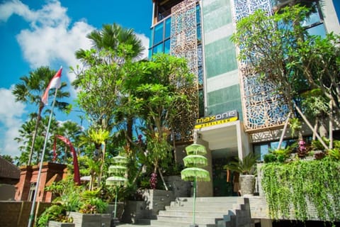 Facade/entrance
