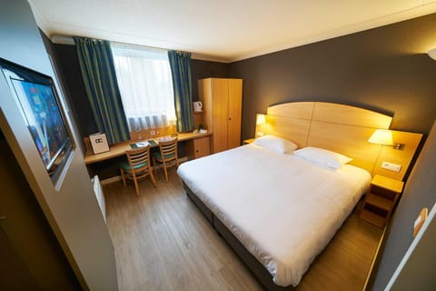 Shower, Toilet, Bed, TV and multimedia, Coffee/tea facilities, Photo of the whole room, Decorative detail, Bedroom, Pets, Garden view, Street view, Inner courtyard view