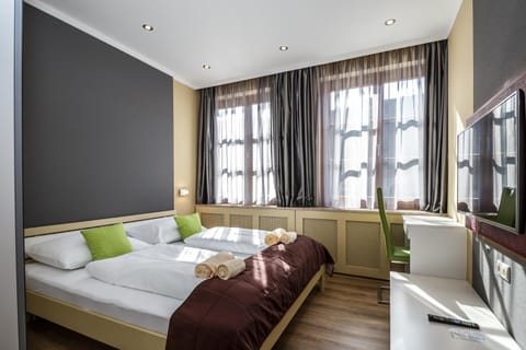 TV and multimedia, Photo of the whole room, Seating area, Bedroom