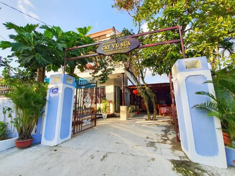 Property building, Facade/entrance, Day