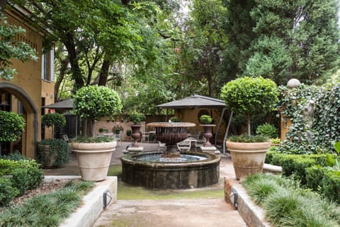 Property building, Restaurant/places to eat, Spring, Garden, Garden view
