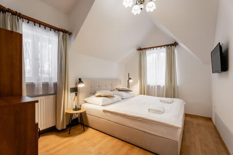 Bed, TV and multimedia, Photo of the whole room, Bedroom, towels