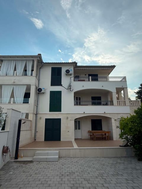 Shower, Facade/entrance, Off site