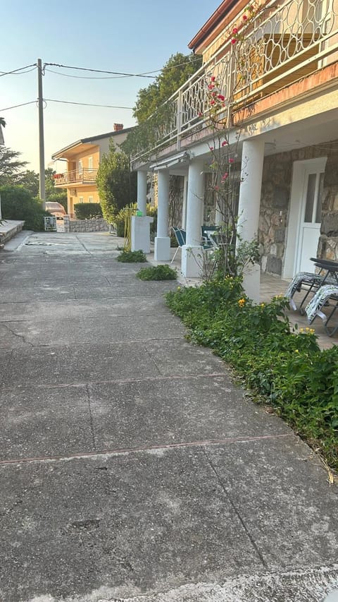 Property building, Patio, Day, Neighbourhood, Garden, Garden view, Street view, Parking
