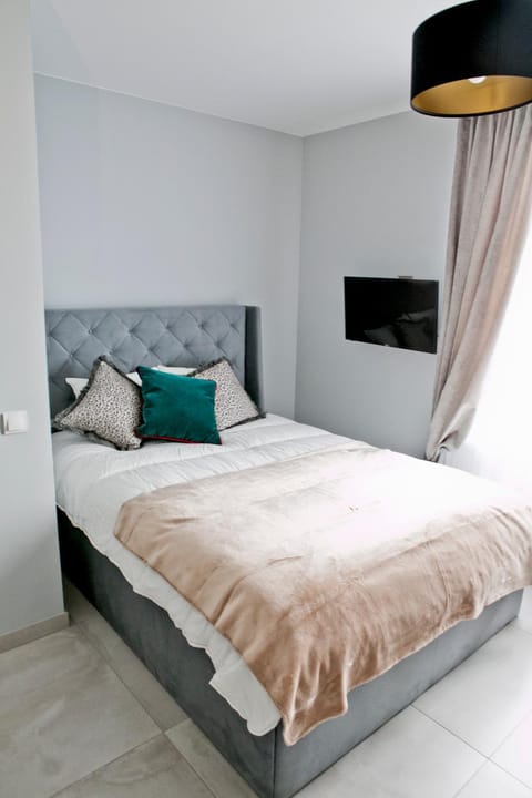 Bed, TV and multimedia, Living room, Bedroom